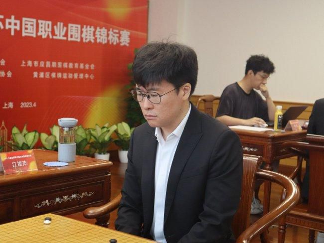 不过，巴德尔能坐稳海盗组织头目的位子，多少还是有两把刷子的，他对着这些大字不识一个的海盗成员，滔滔不绝、慷慨激昂的从傍晚一直讲到天黑。